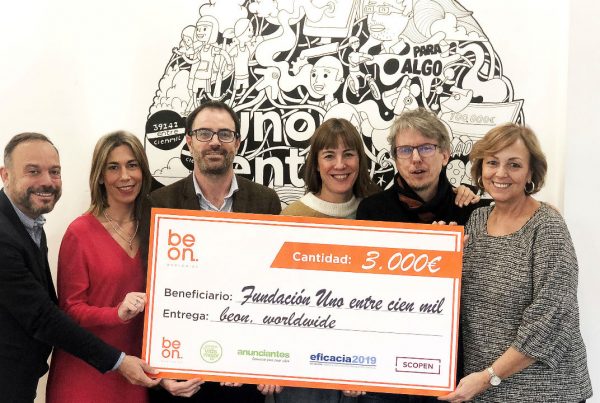 beon. hace entrega de un cheque solidario a la Fundación Unoentrecienmil