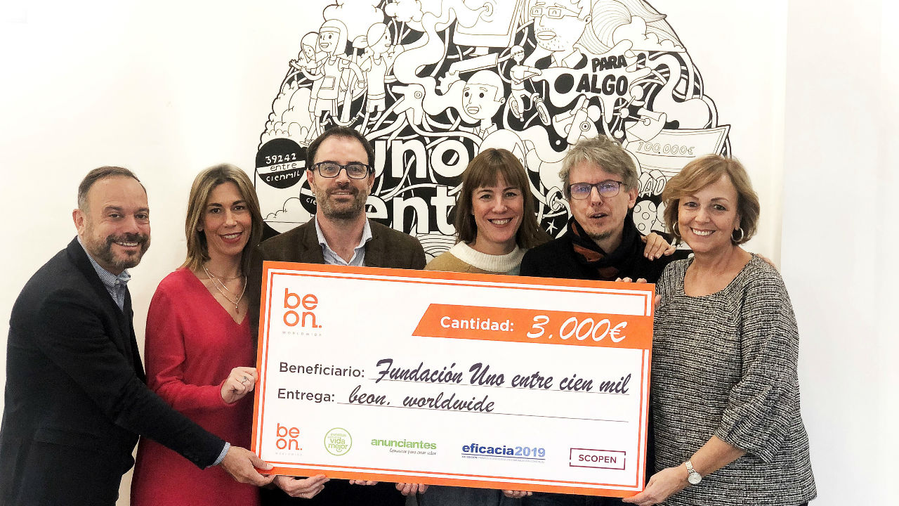 beon. hace entrega de un cheque solidario a la Fundación Unoentrecienmil